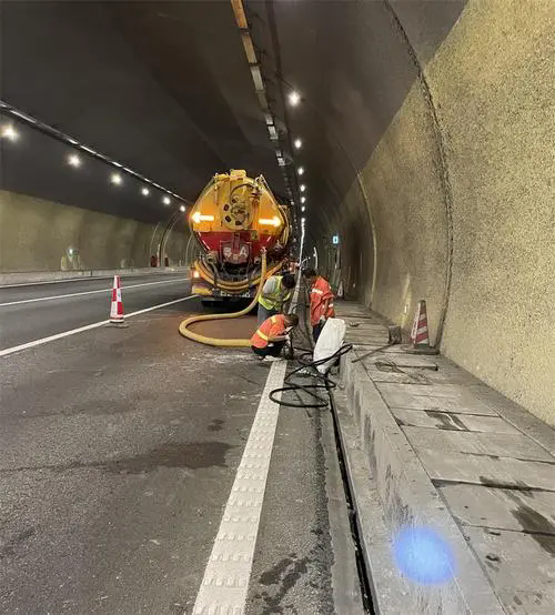 大方隧道排水渠清淤